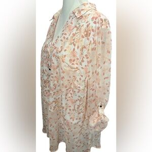 CANDIES beautiful button down blouse w/rose gold buttons, peachy pink floral